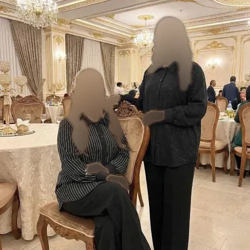 مانتو کرپ الیزه مجلسی زنانه نگین دار سایز بزرگ جلو دکمه دار مشکی نقره ای
