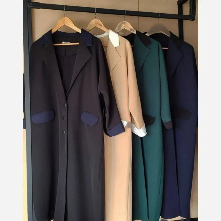 مانتو زنانه طرح مهرنوش مازراتی قد 115 یقه لایی دار دکمه کاربردی چاک پیلی جیب دار در رنگ های سبز مشکی سورمه ای کرم سایز 1 و 2