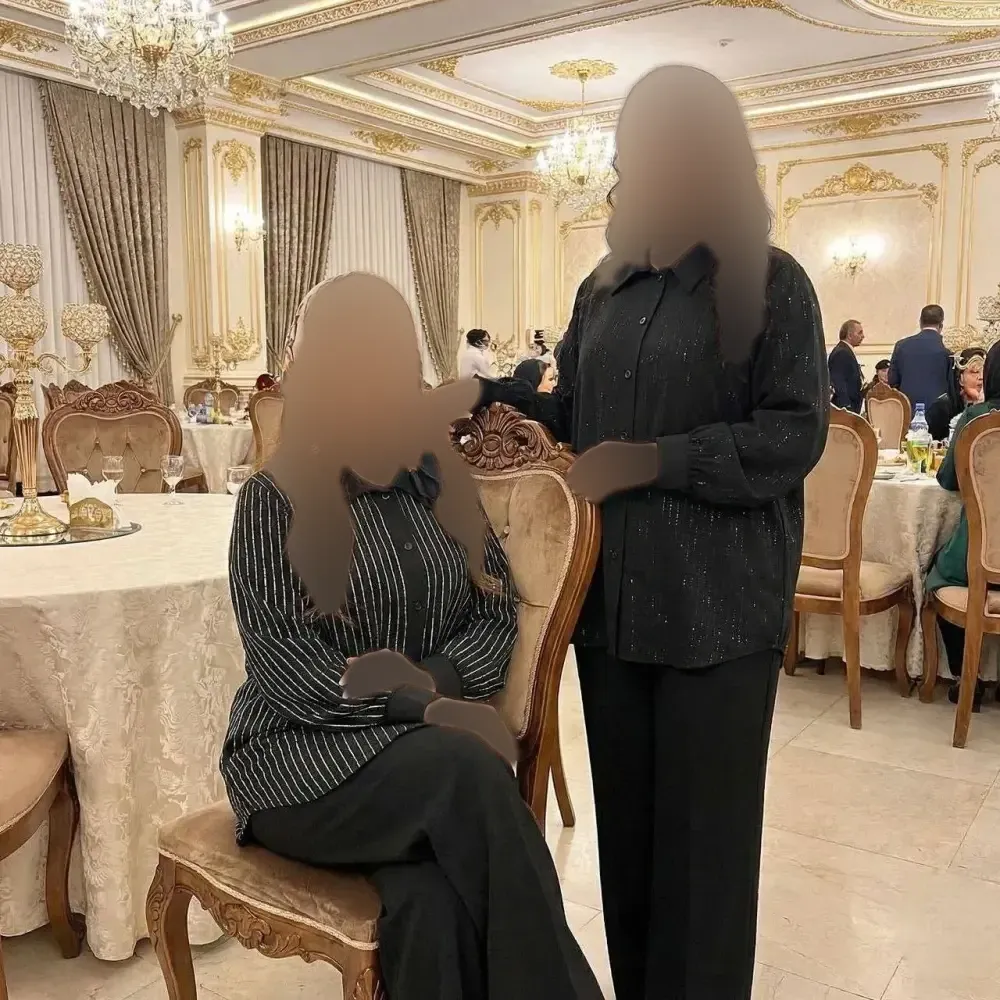مانتو کرپ الیزه سحرناز نگین دار زنانه در سه سایز و دو رنگ نگین مشکی و نقره ای