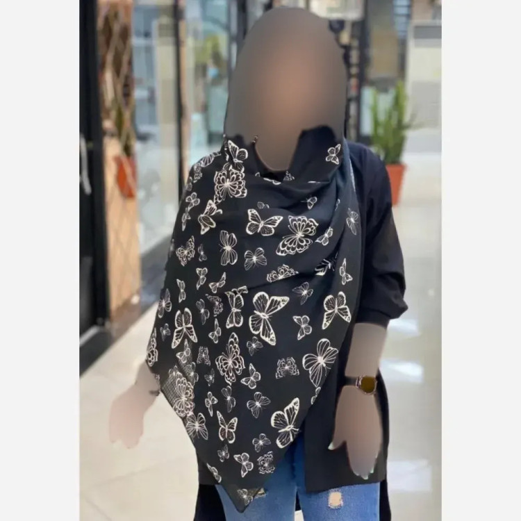 شال بهاران تمام نخ زنانه ابعاد 65×190 سانت سفید پروانه ای مشکی پروانه ای