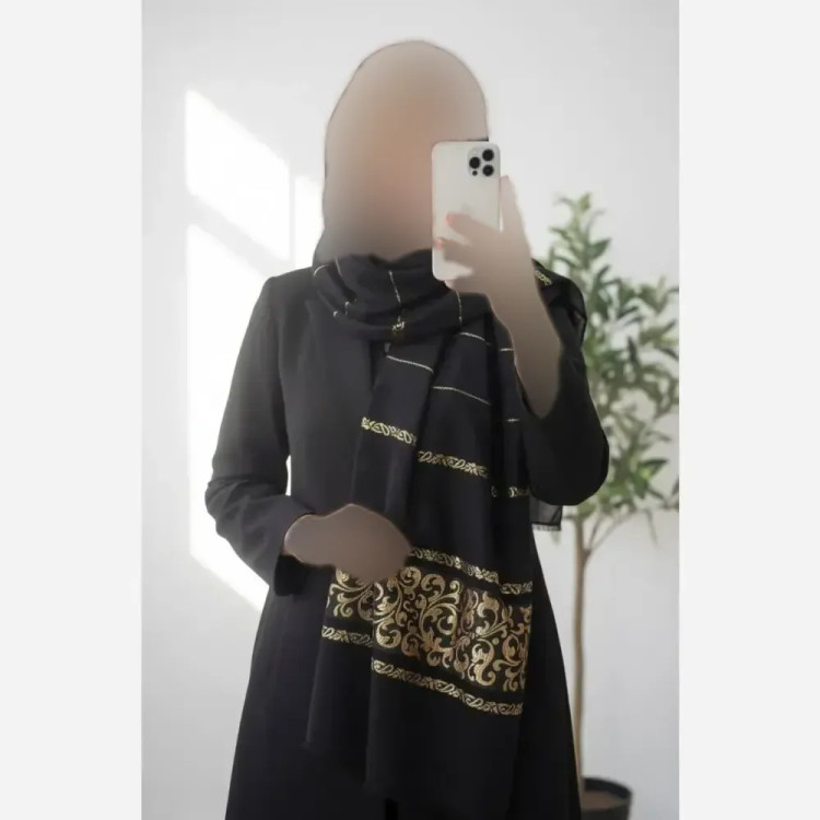 شال لعیا نخ حریر طرح گلد الگانس ابعاد 73x190 بدون چروک و سر خوردن فری سایز
