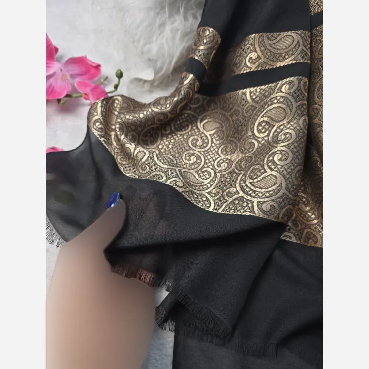 شال لعیا نخ حریر طرح گلد الگانس ابعاد 73x190 بدون چروک و سر خوردن فری سایز