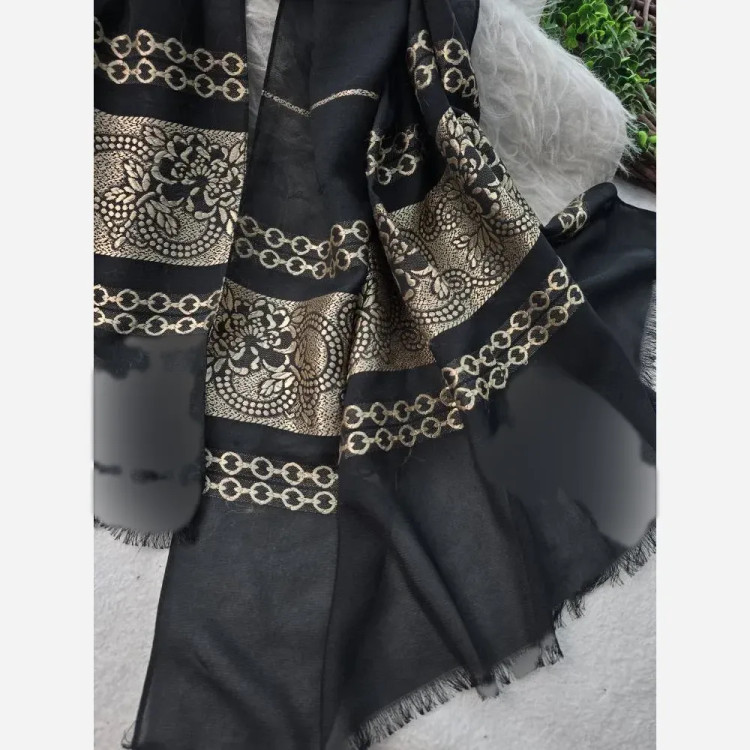 شال لعیا نخ حریر طرح گلد الگانس ابعاد 73x190 بدون چروک و سر خوردن فری سایز