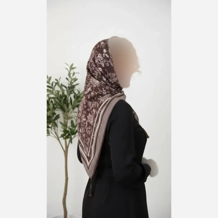 روسری جوانه برشکا سافت پلیسه شاین دار منگوله دار ابعاد 125*125 فری سایز