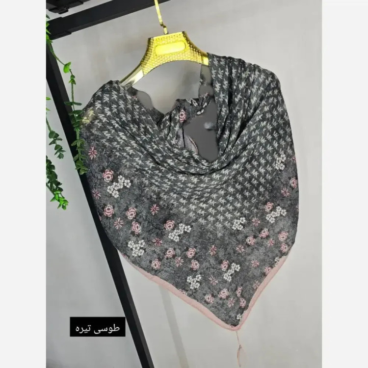 روسری جوانه برشکا سافت پلیسه شاین دار منگوله دار ابعاد 125*125 فری سایز