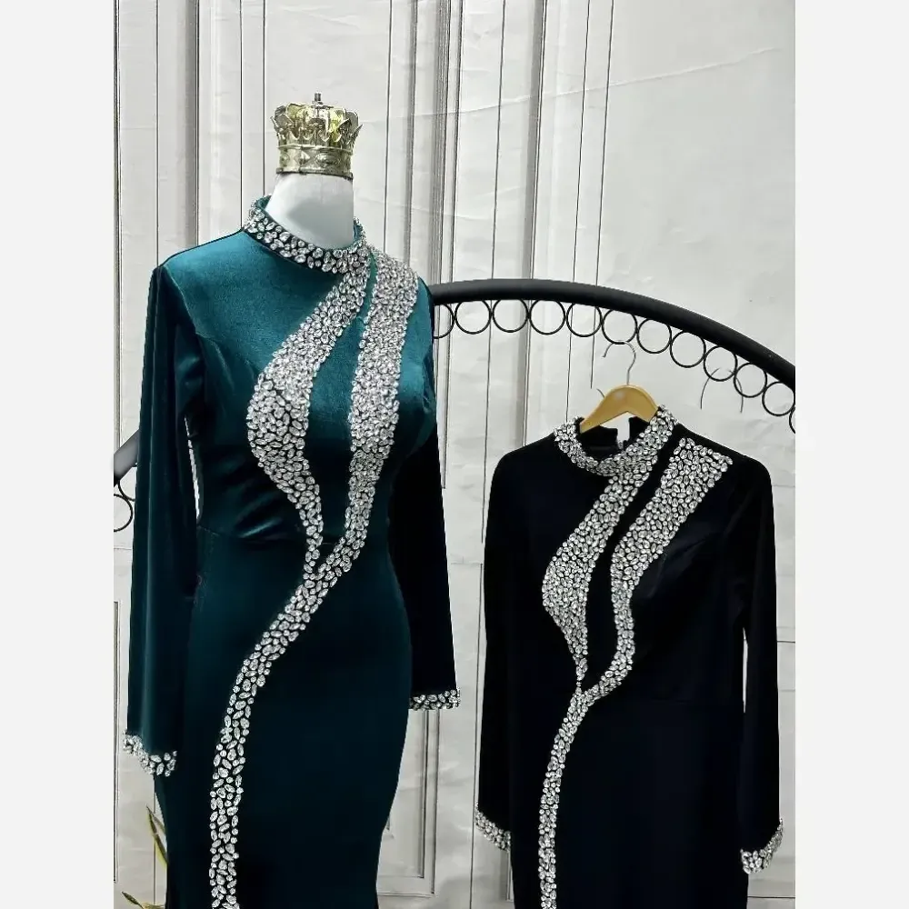 پیراهن زنانه مدل نیوشا جنس مخمل قد 150 در رنگبندی مشکی و سبز سایز 40 تا 52