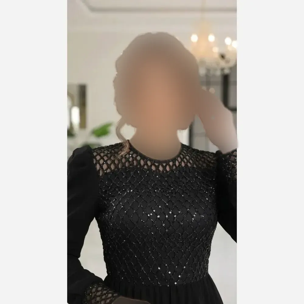 پیراهن مجلسی زنانه سایز بزرگ مدل شبنم جنس تور طرح دار و کرپ حریر رنگ مشکی