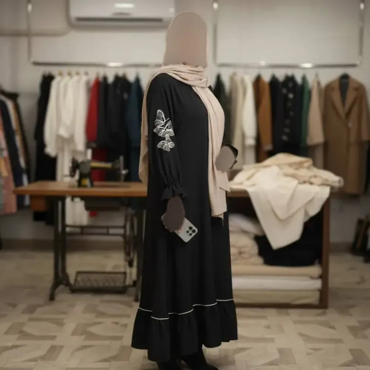 عبای زنانه مجلسی مشکی مدل ترند چیندار با آستین گلدوزی شده جنس الیزه قد 130