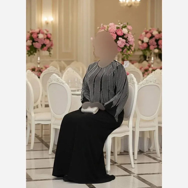 پیراهن ماکسی مجلسی زنانه مدل نازنین سایز بزرگ جنس کرپ دالقیچ مشکی نگیندار و مرواریددوزی شده
