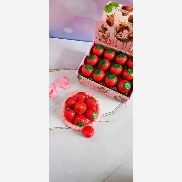 بالم لب طرح توت فرنگی اصل با رایحه توت فرنگی