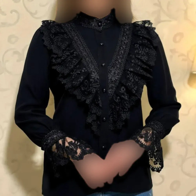 شومیز مجلسی زنانه مزون دوز جنس الیزه با خرج کار گیپور ترک سایز 40 تا 52
