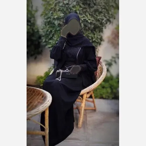 عبا زنانه مدل حسنا جنس کرپ الیزه مشکی با زیپ مخفی و بند تنظیم کمر فری سایز