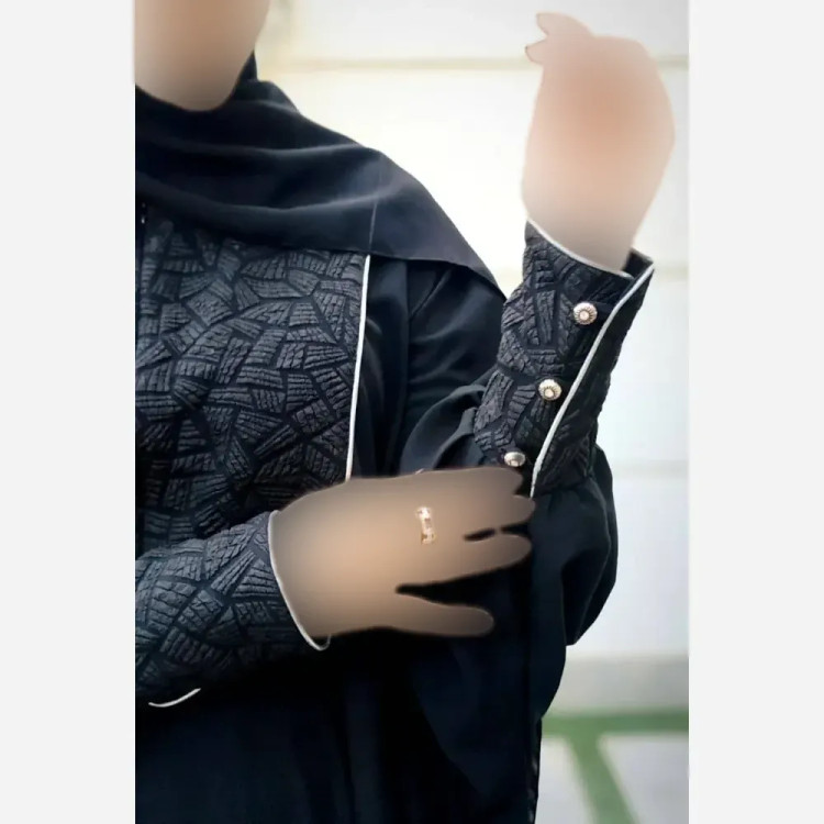 عبا زنانه مدل حسنا جنس کرپ الیزه مشکی با زیپ مخفی و بند تنظیم کمر فری سایز