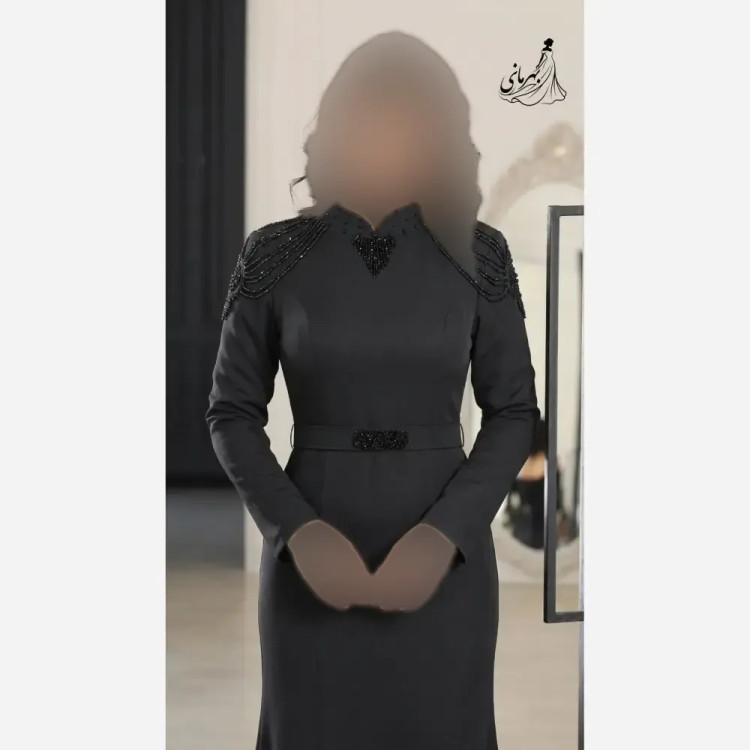 پیراهن مجلسی زنانه مازراتی مدل سوگند سنگدوزی شده کاپدار با کمربند نگینی