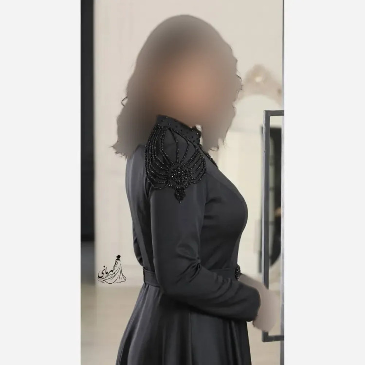 پیراهن مجلسی زنانه مازراتی مدل سوگند سنگدوزی شده کاپدار با کمربند نگینی