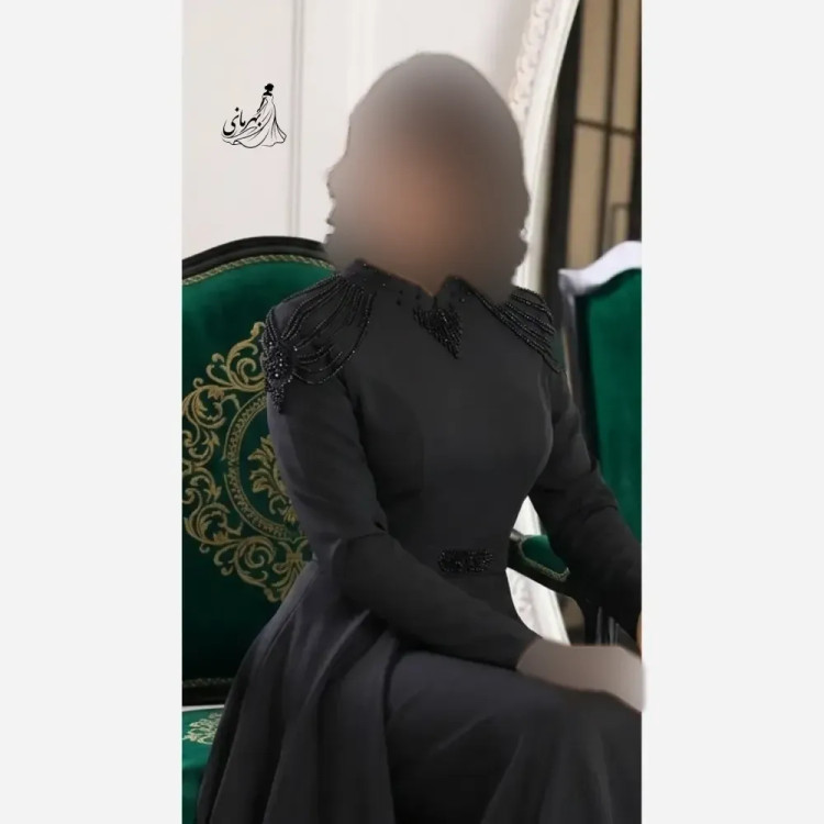 پیراهن مجلسی زنانه مازراتی مدل سوگند سنگدوزی شده کاپدار با کمربند نگینی