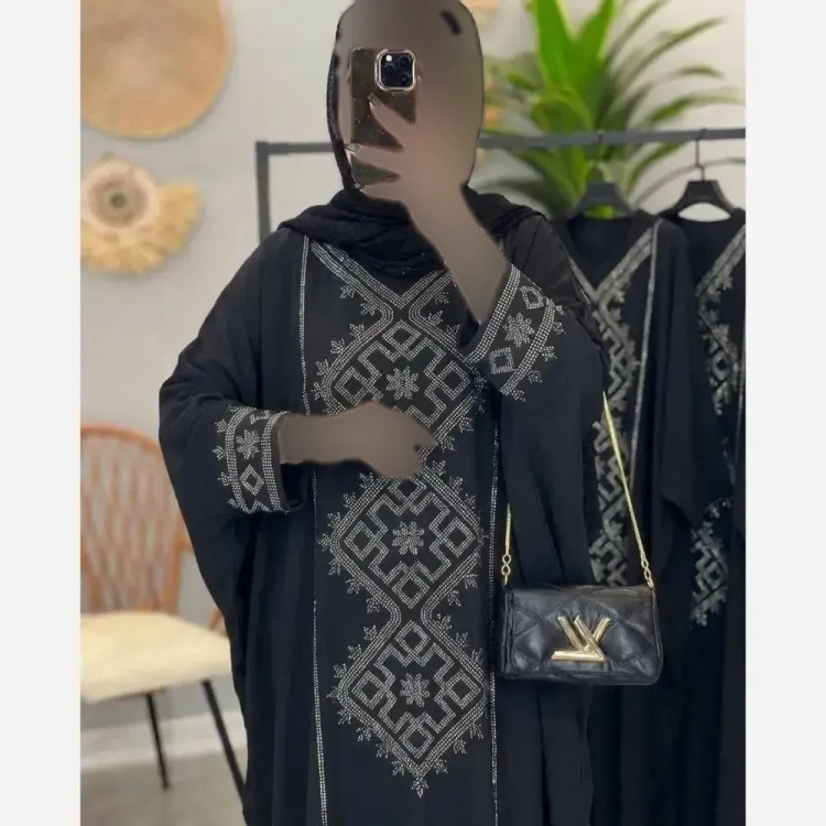 عبای زنانه مدل ورساچه جنس الیزه درجه یک رنگ مشکی فری سایز 38 تا 50