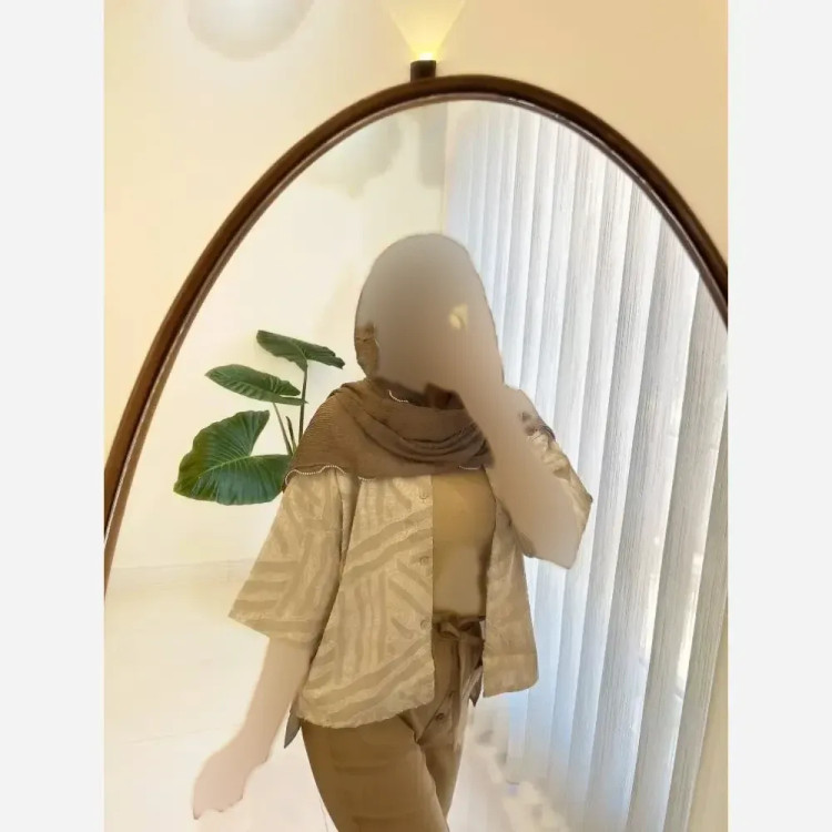 شومیز زنانه باکسی مدل ساغر جنس حریر کسمه مزونی فری سایز
