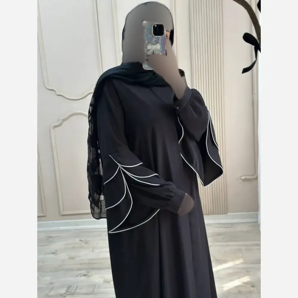 مانتو عبایی آیلار جنس کرپ ندا اماراتی فری سایز مشکی با آستین کلوش سه طبقه
