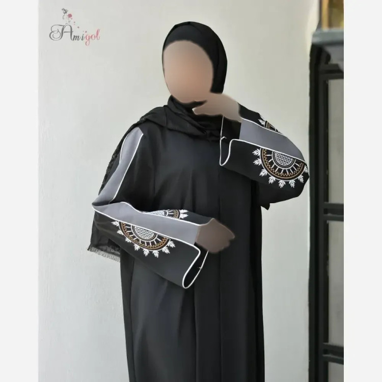 مانتو عبایی خورشید جنس کرپ ندا اماراتی گلدوزی شده با دکمه مخفی