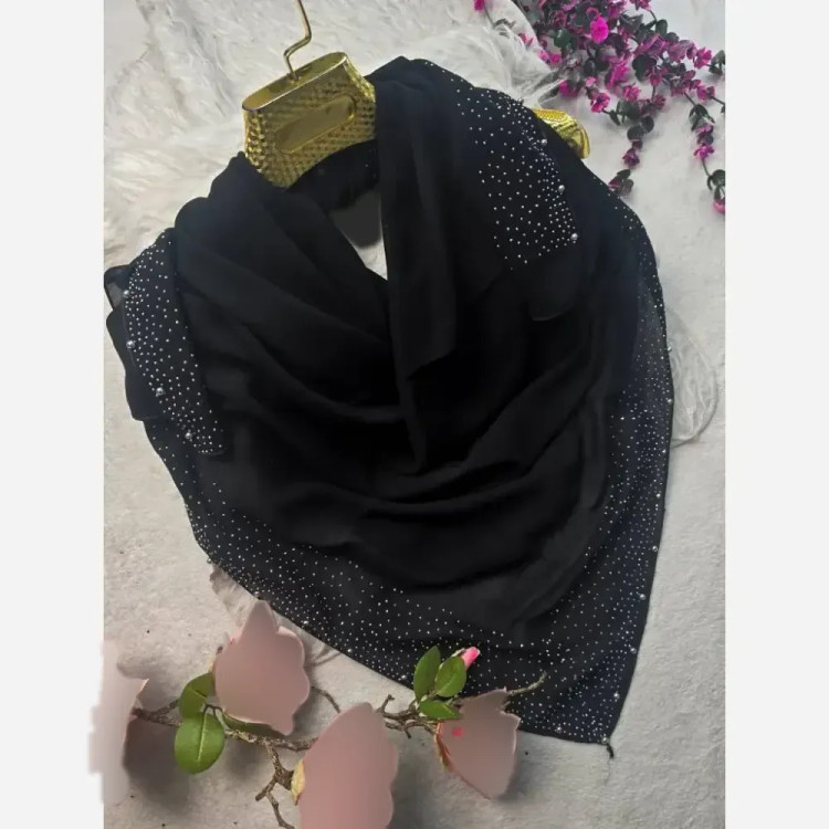 روسری مجلسی مشکی ژالین طرح مزونی قواره دار با نگین پرسی و مروارید پرچ شده ابعاد 122 در 122 جنس درختی درجه یک