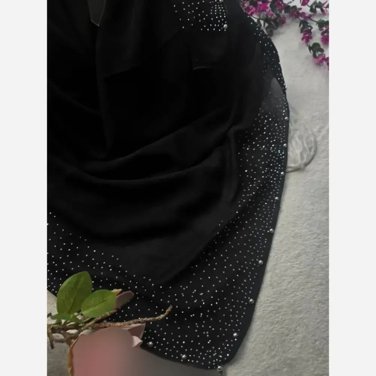 روسری مجلسی مشکی ژالین طرح مزونی قواره دار با نگین پرسی و مروارید پرچ شده ابعاد 122 در 122 جنس درختی درجه یک