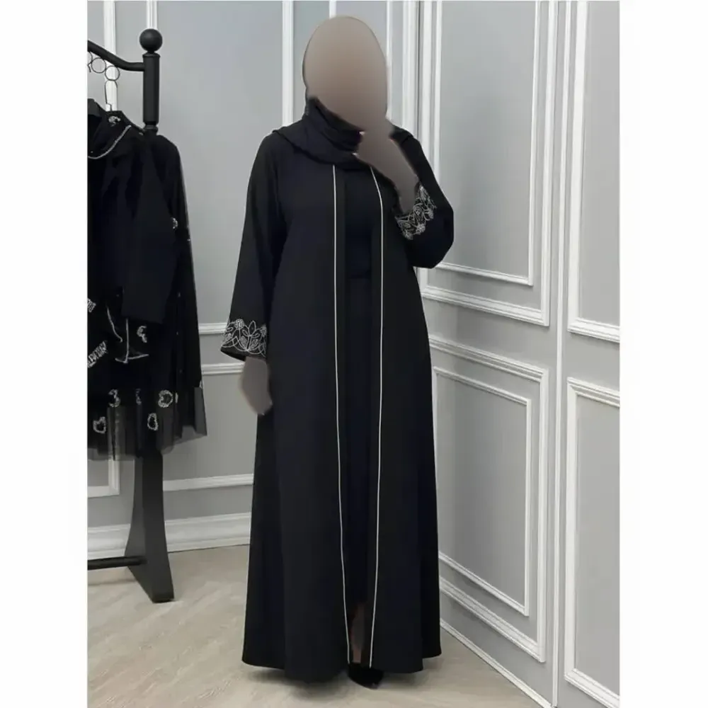 مانتو بلند مجلسی زنانه جنس مازراتی با آستین گلدوزی شده و قیطون دوزی مشکی فری سایز تا 50