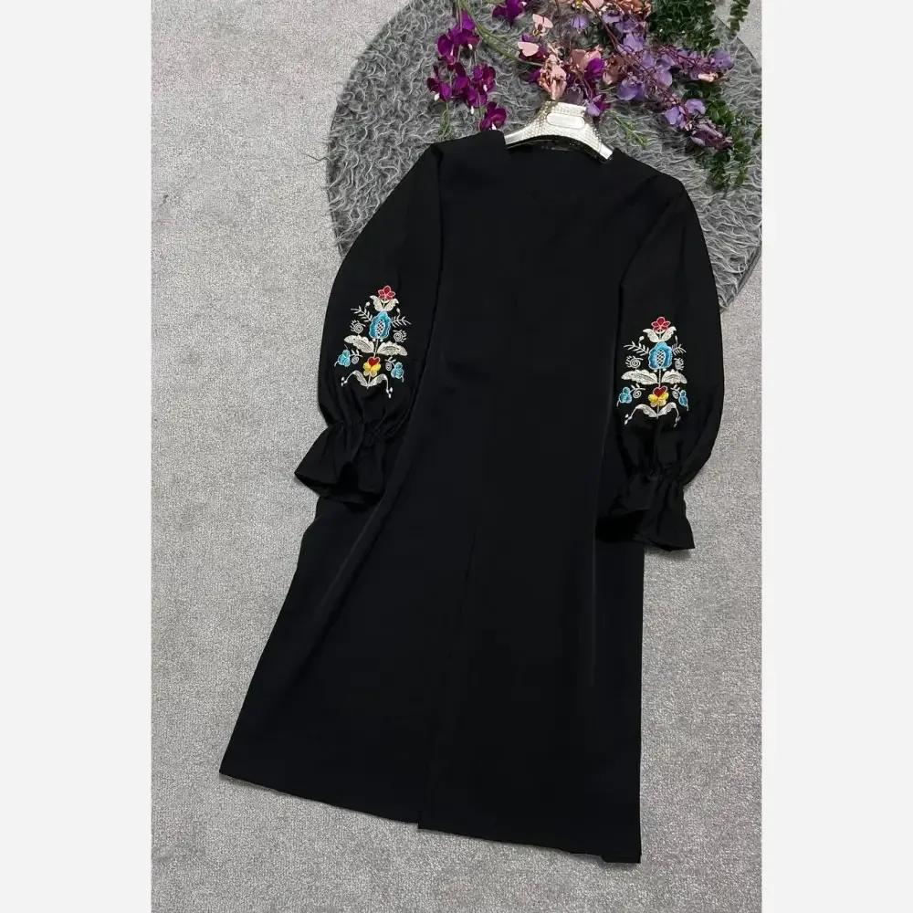 مانتو گلدوزی شده زنانه مدل گلاریس جنس کرپ مازراتی رنگ مشکی