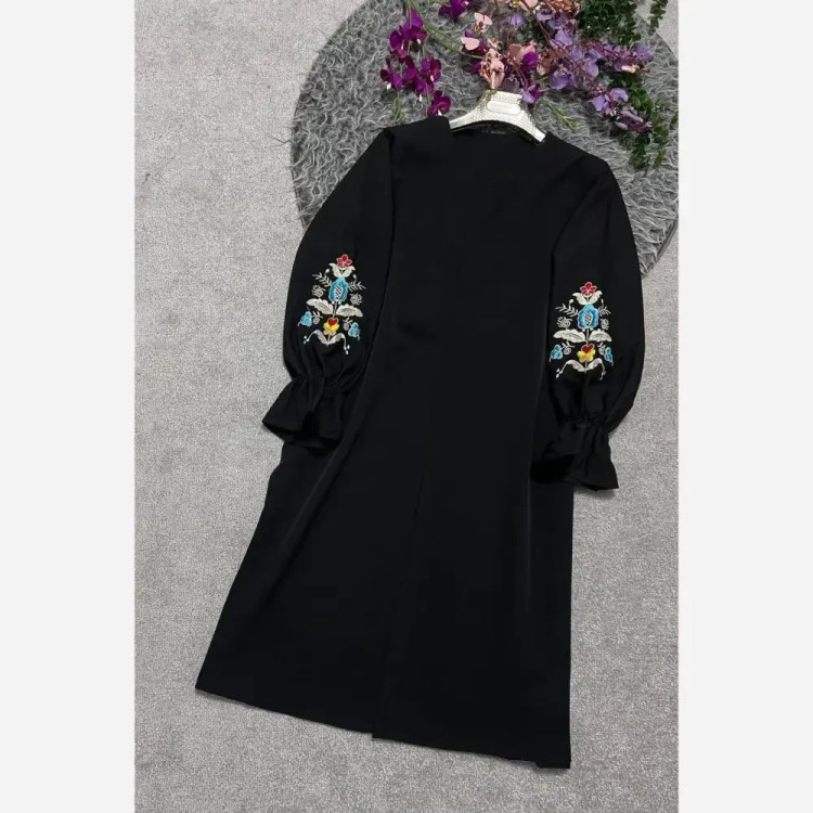 مانتو گلدوزی شده زنانه مدل گلاریس جنس کرپ مازراتی رنگ مشکی
