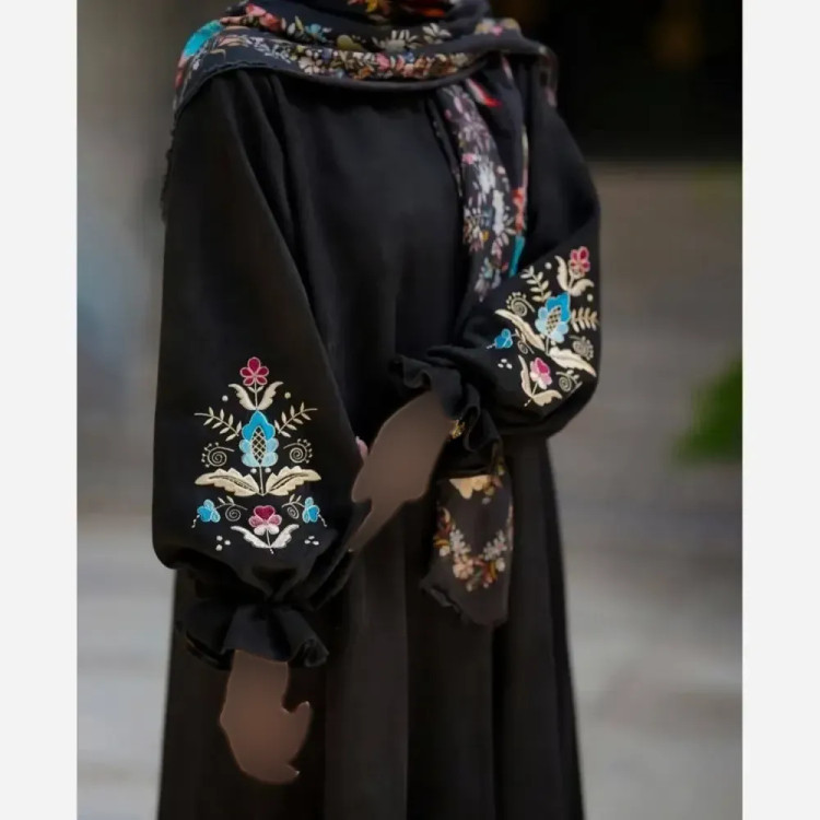 مانتو گلدوزی شده زنانه مدل گلاریس جنس کرپ مازراتی رنگ مشکی