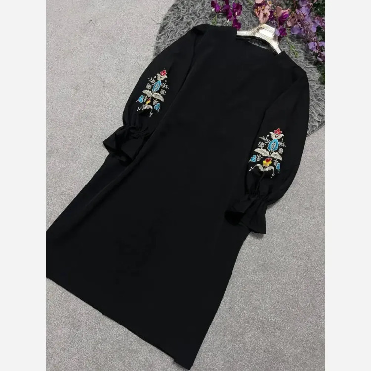 مانتو گلدوزی شده زنانه مدل گلاریس جنس کرپ مازراتی رنگ مشکی