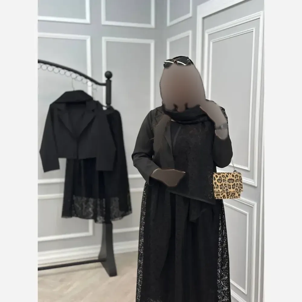 ست سه تیکه زنانه روژین شامل کت کرپ مازراتی و دامن و شال گیپور رنگ مشکی فری سایز