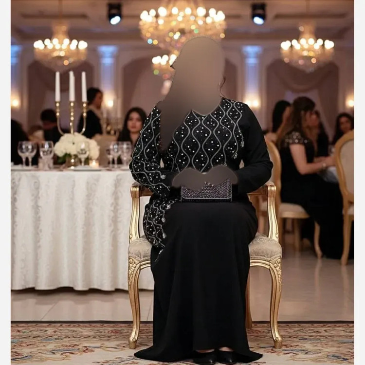 پیراهن مجلسی زنانه مدل تندیس جنس کرپ دالقیچ مشکی با خرجکار نگین و مروارید سایز 38 تا 60