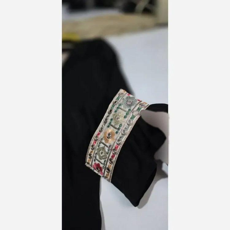 مانتو عبایی زنانه مدل ماهک جنس الیزه رنگ مشکی با خرجکار سوزن دوزی فری سایز