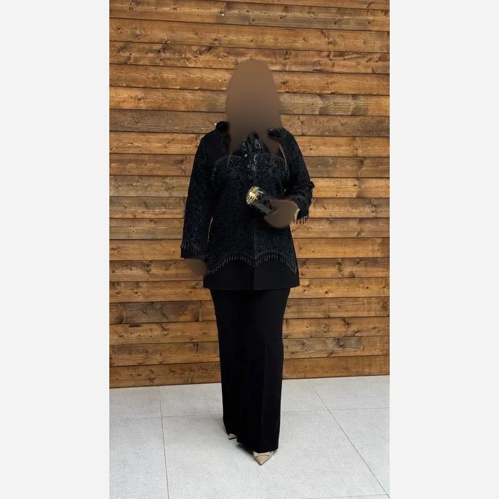 کت شلوار مجلسی زنانه مدل فاخر جنس کرپ مرویجت با خرجکار گیپور رنگ مشکی