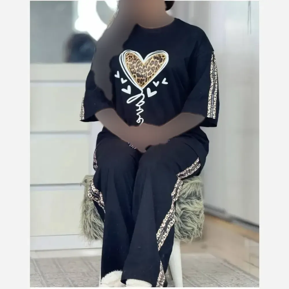 ست تیشرت و شلوار زنانه طرح قلب جنس گلکسی پنبه درجه یک رنگ مشکی فری سایز