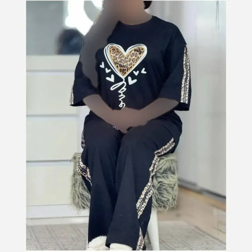 ست تیشرت و شلوار زنانه طرح قلب جنس گلکسی پنبه درجه یک رنگ مشکی فری سایز