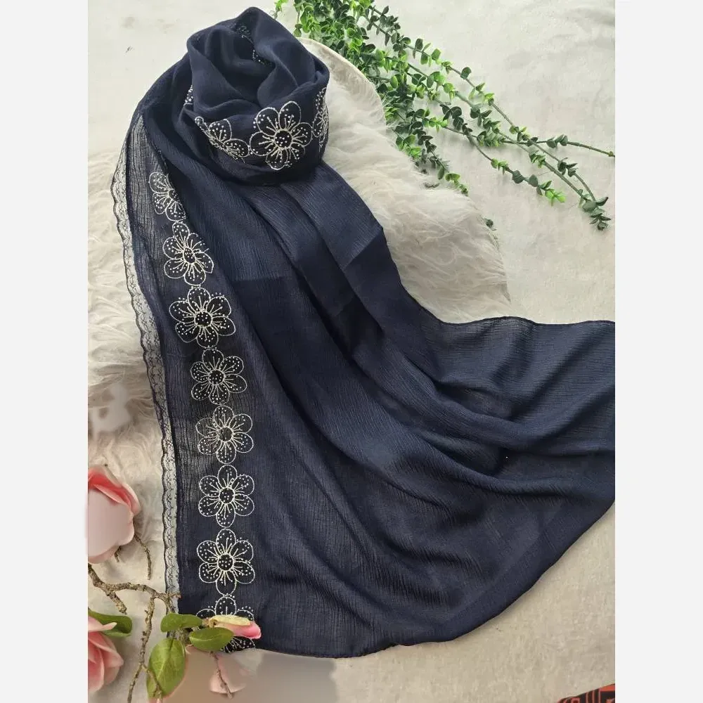 شال مجلسی گلدوزی و دانتل دوزی شده مدل گلاب جنس کریشه پلاس ابعاد 180 در 62 سانتیمتر