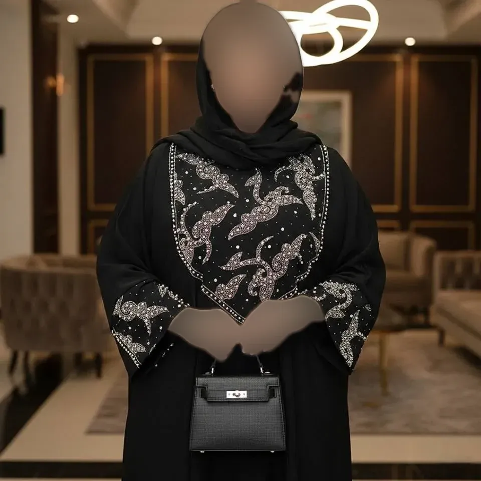 پیراهن زنانه مجلسی مدل ثریا جنس کرپ الیزه مشکی فری سایز 38 تا 60 با تزیین نگین و مروارید پانچی قد 140