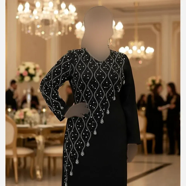 پیراهن مجلسی زنانه مدل تندیس جنس کرپ دالقیچ مشکی نگیندوزی شده