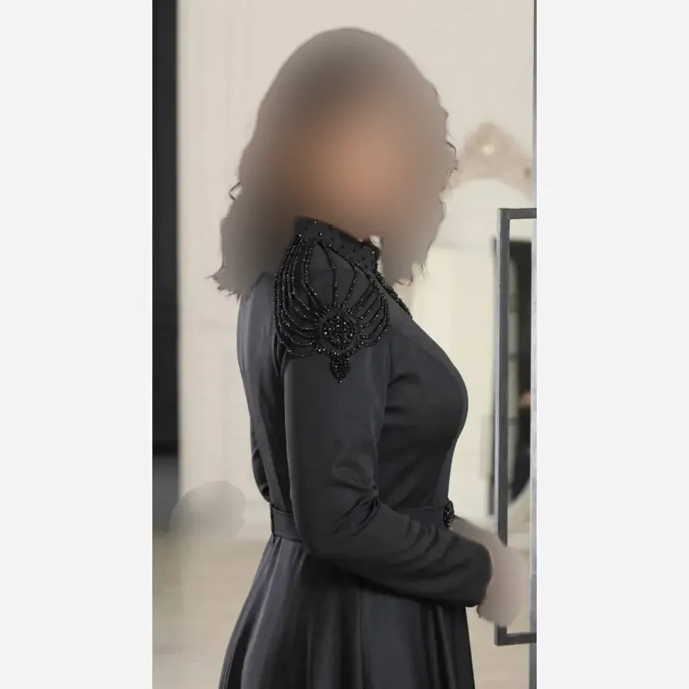 پیراهن مجلسی مشکی زنانه مازراتی دیزاین شده با سنگ کریستال و کمربند نگینی کاپدار قد 155